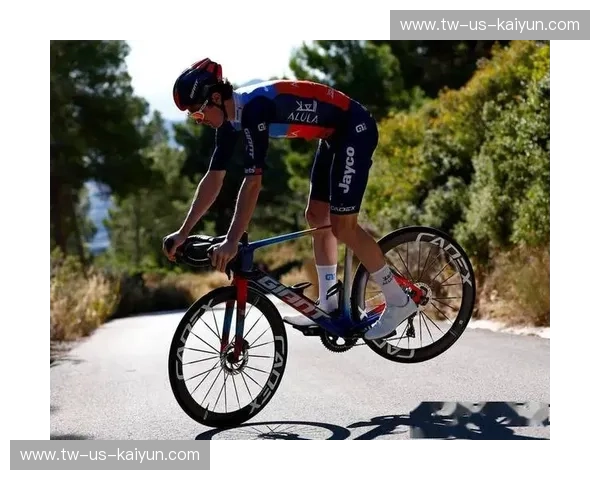 自行车赛季观察:极速竞赛中的挑战与荣耀